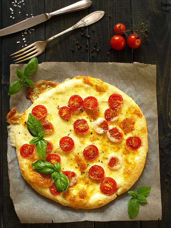 Pizza z mozzarell i pomidorkami koktajlowymi