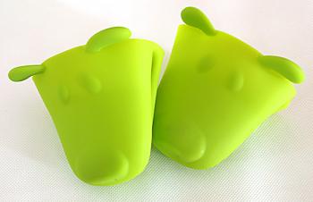 Silikonowe apki (2 sztuki w komplecie) na gorce naczynia w ksztacie pieskw w kolorze zielonym