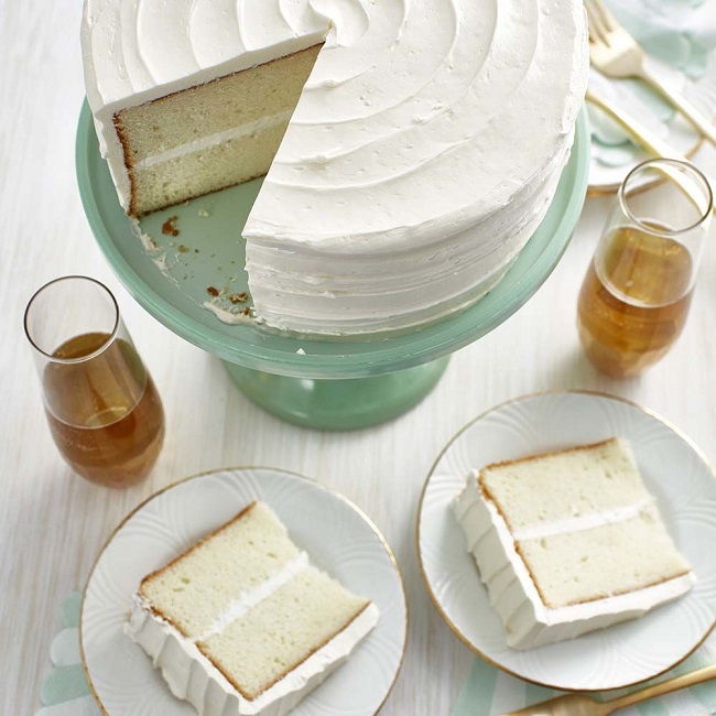 Klasyczny biały tort