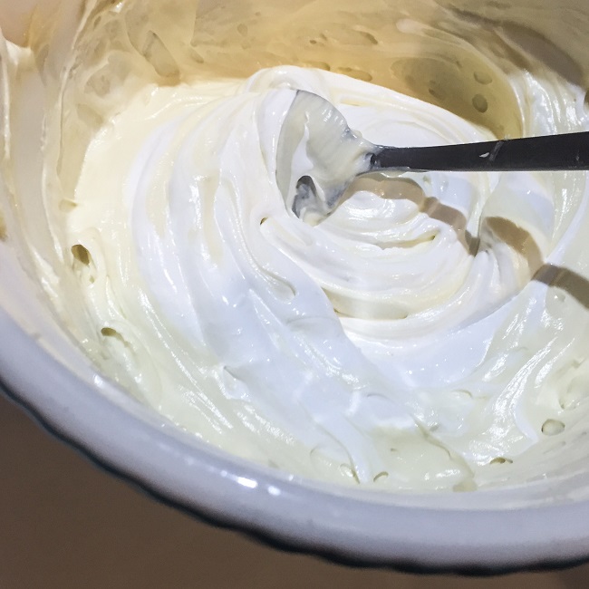 mieszani masła z białą czekoladą i śmietanką