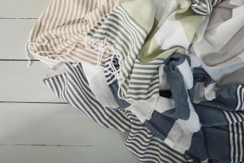 Kocyk piknikowy lub ręcznik plażowy Ella Hamam (wym. 145 × 250 cm) szary - Outdoor- Sagaform