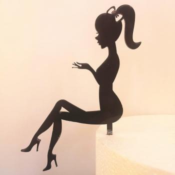 Topper akrylowy siedzca panienka (15 cm) czarny - Cake